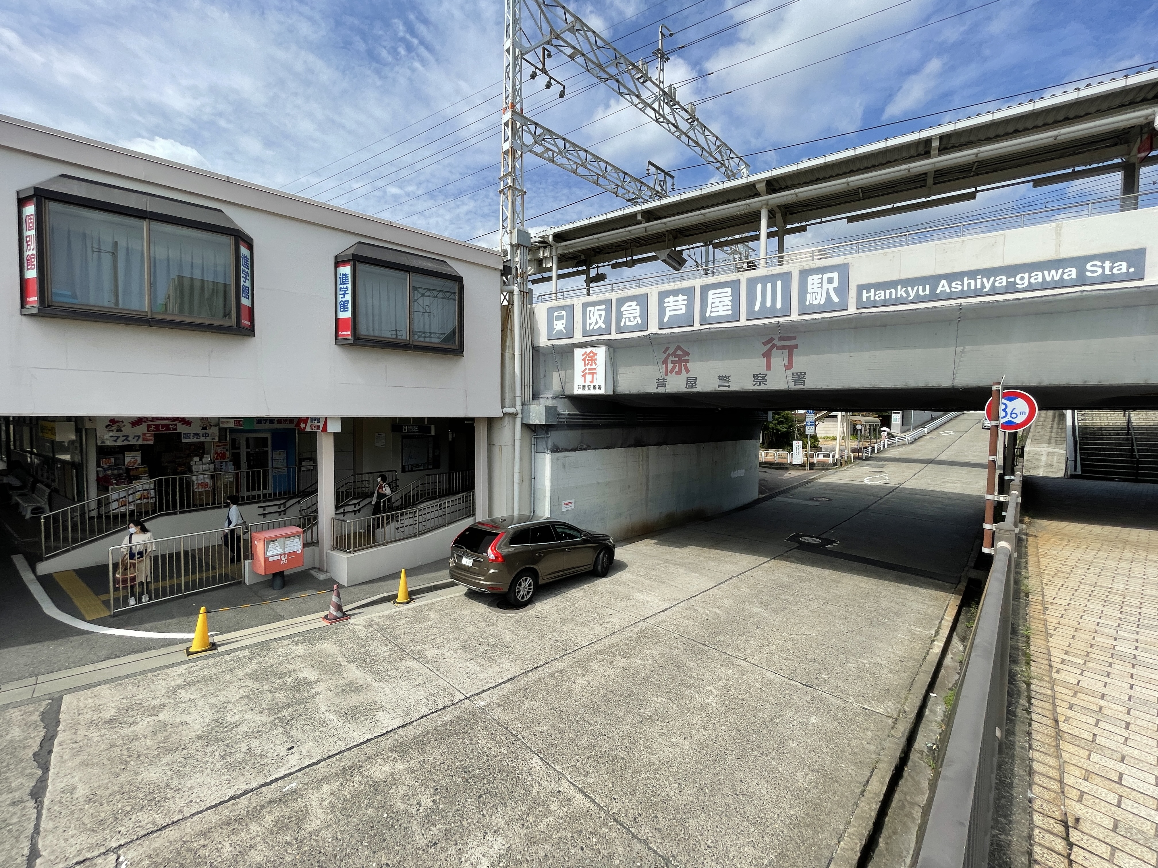 最寄り阪急電鉄「芦屋川」駅<br />
その名を駅名に冠している“芦屋川”が直ぐそばを流れております。