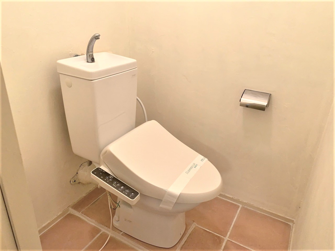 テラコッタの床が明るい洗面トイレです