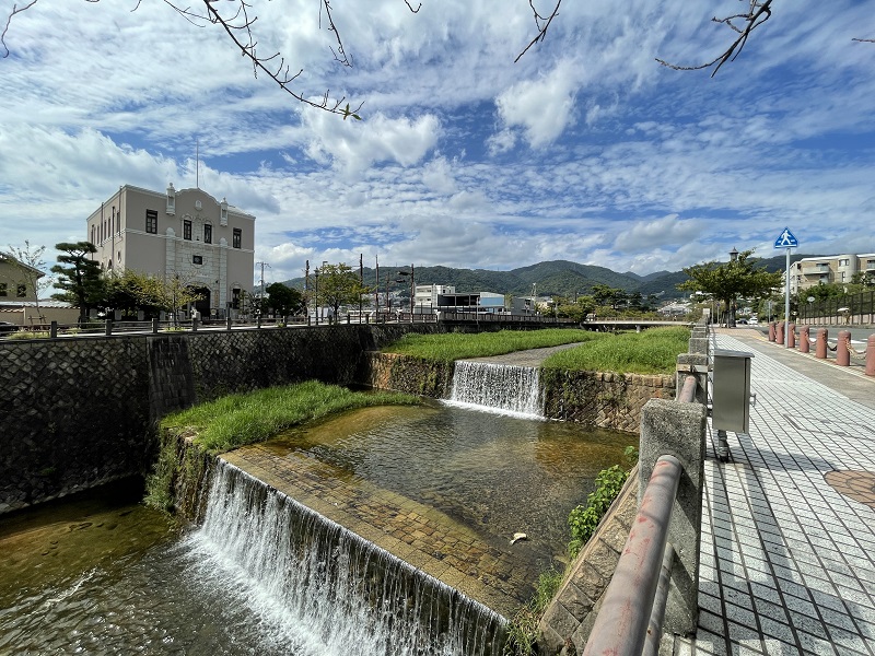 物件の西側には、阪急の駅名を冠する”芦屋川”が流れています。<br />
六甲山地から奥山を経て海まで続く河川です。<br />
川沿いに小さなお店や公園があり、お散歩コースなどの憩いの場としても親しまれています。