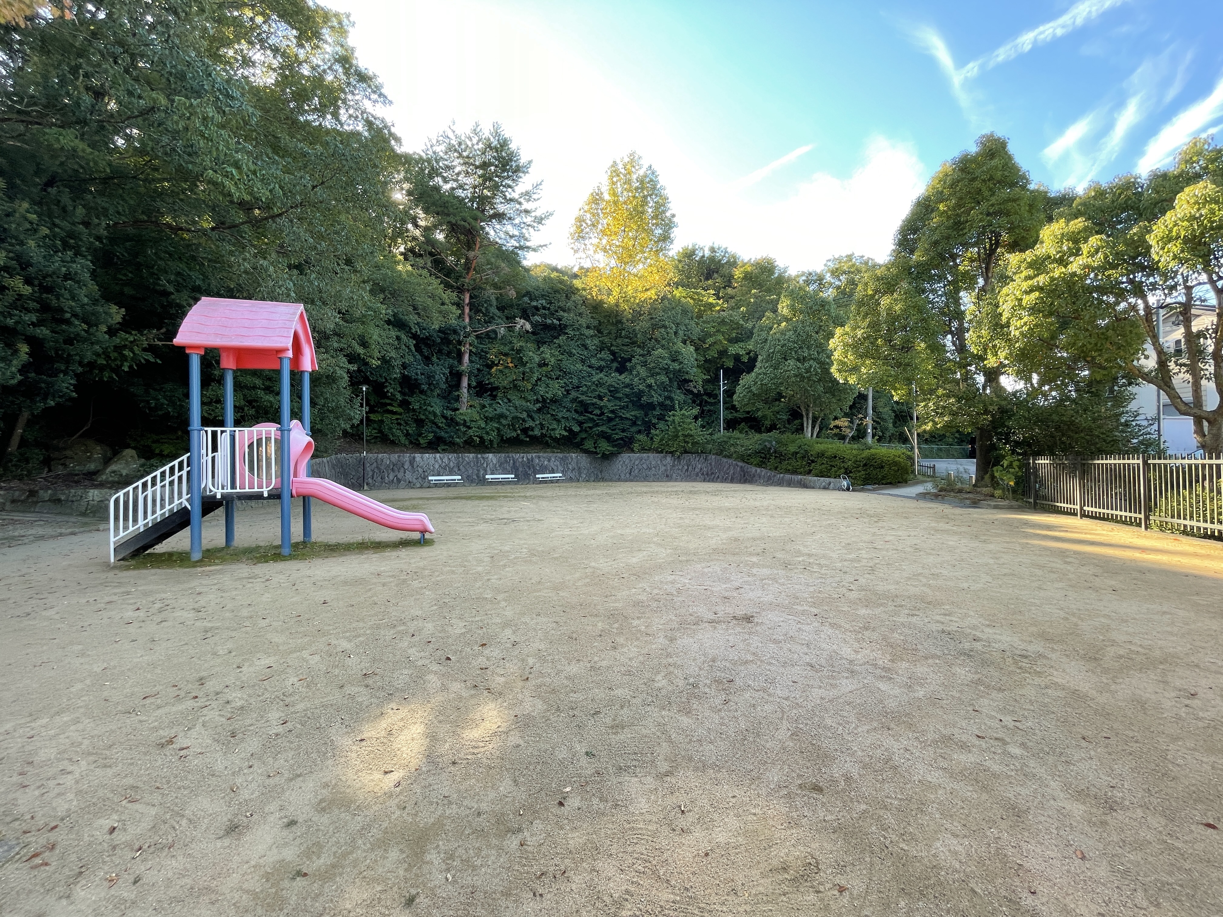 お家の近く、歩いて約3分の距離にも<br />
「湯谷川公園」という緑に囲まれた公園があり、<br />
ブランコやすべり台などの遊具と広場がございます。